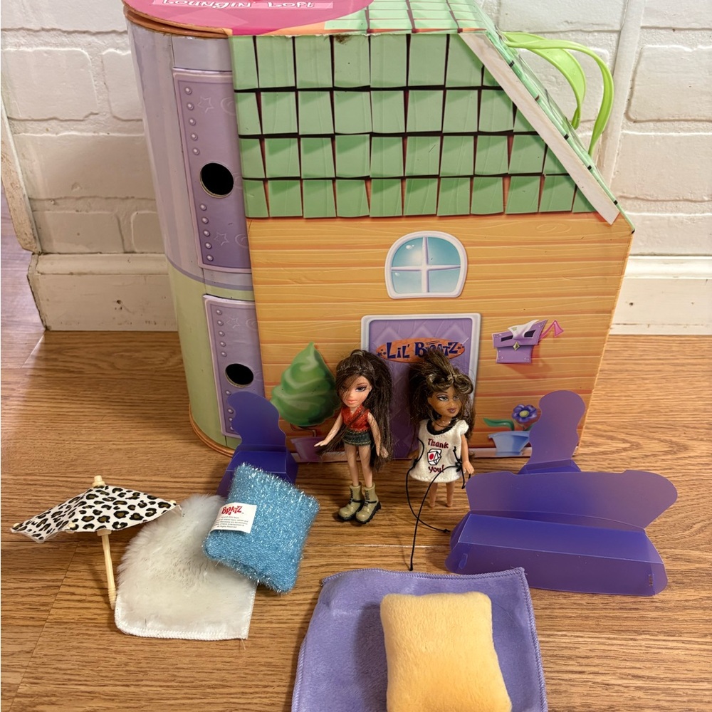 LIL' BRATZ LOUNGIN’ LOFT fold & go doll house  - 2002 - retired vintage